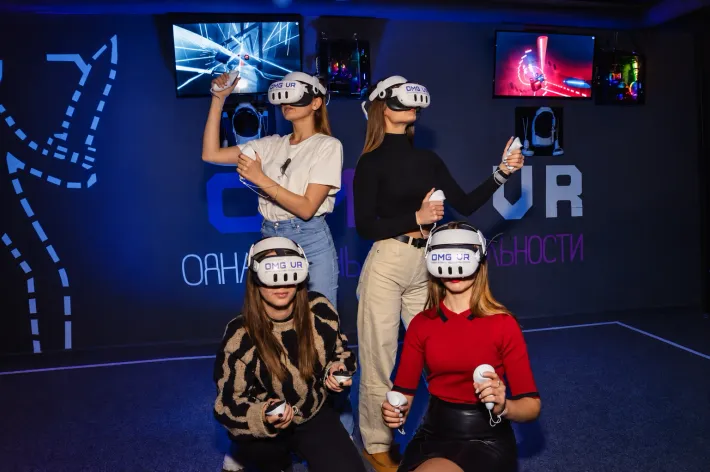 Компания гостей в VR-шлемах в клубе OMG VR