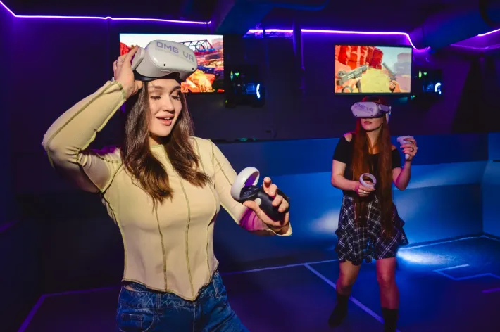 Гости играют в VR в клубе OMG VR