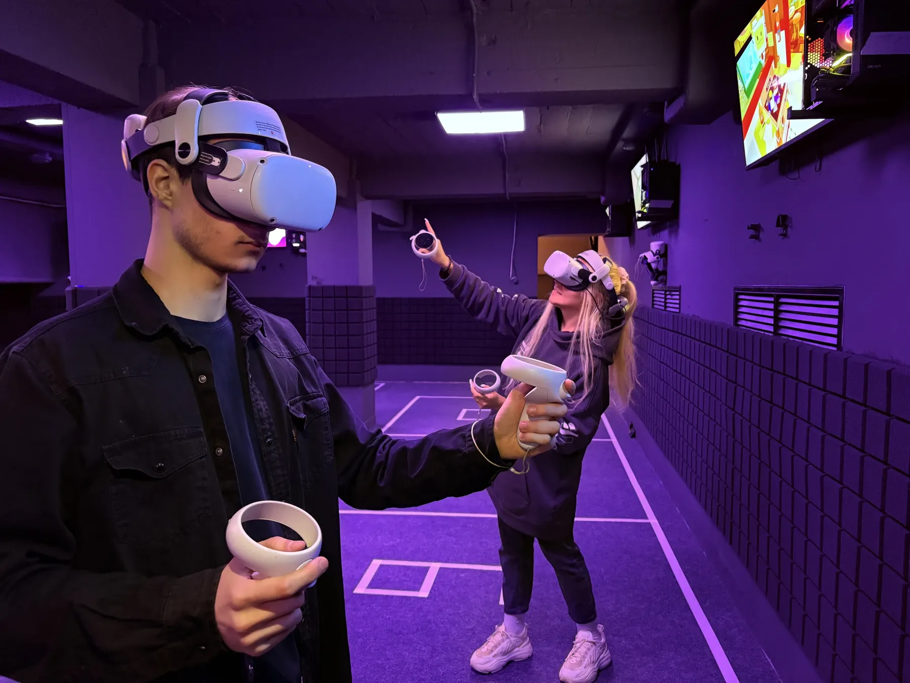 Гости играют в VR в клубе OMG VR на Дмитровке