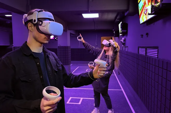 Гости играют в VR в клубе OMG VR на Дмитровке