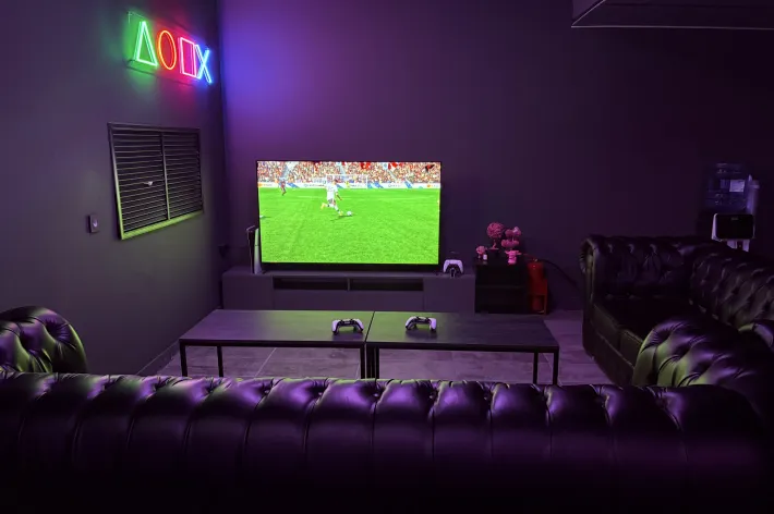 Лаунж Дмитровки с PlayStation и телевизором