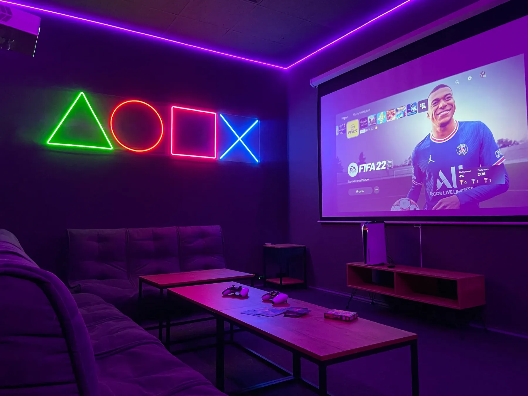 Лаунж-зона OMG VR с диванами, проектором и PlayStation