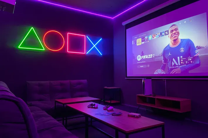 Лаунж-зона OMG VR с диванами, проектором и PlayStation