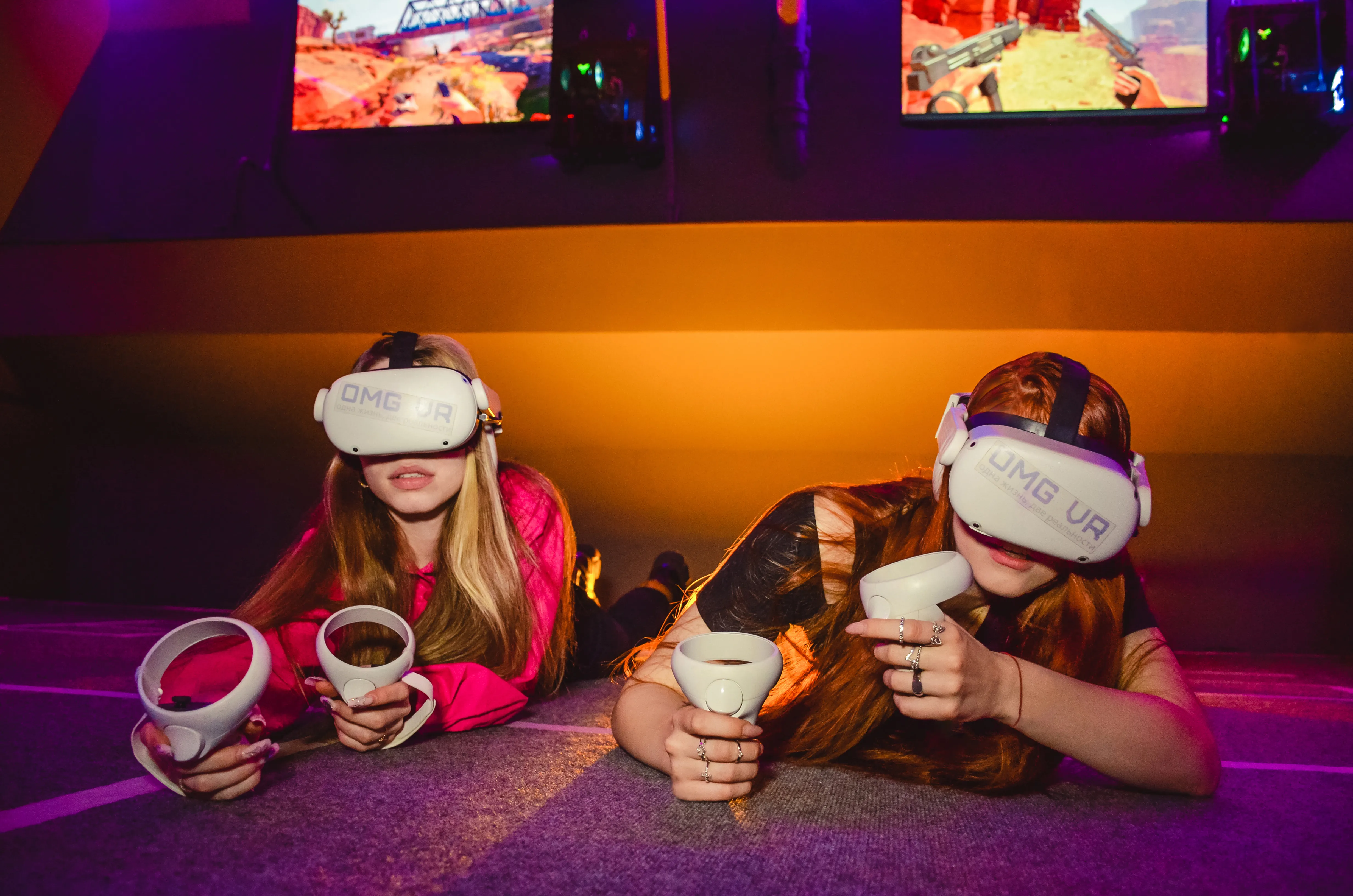 Два человека в VR-шлеме