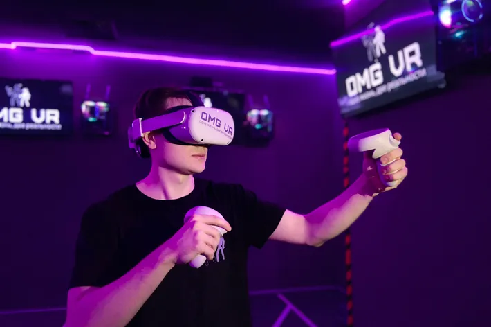 Человек в VR-шлеме