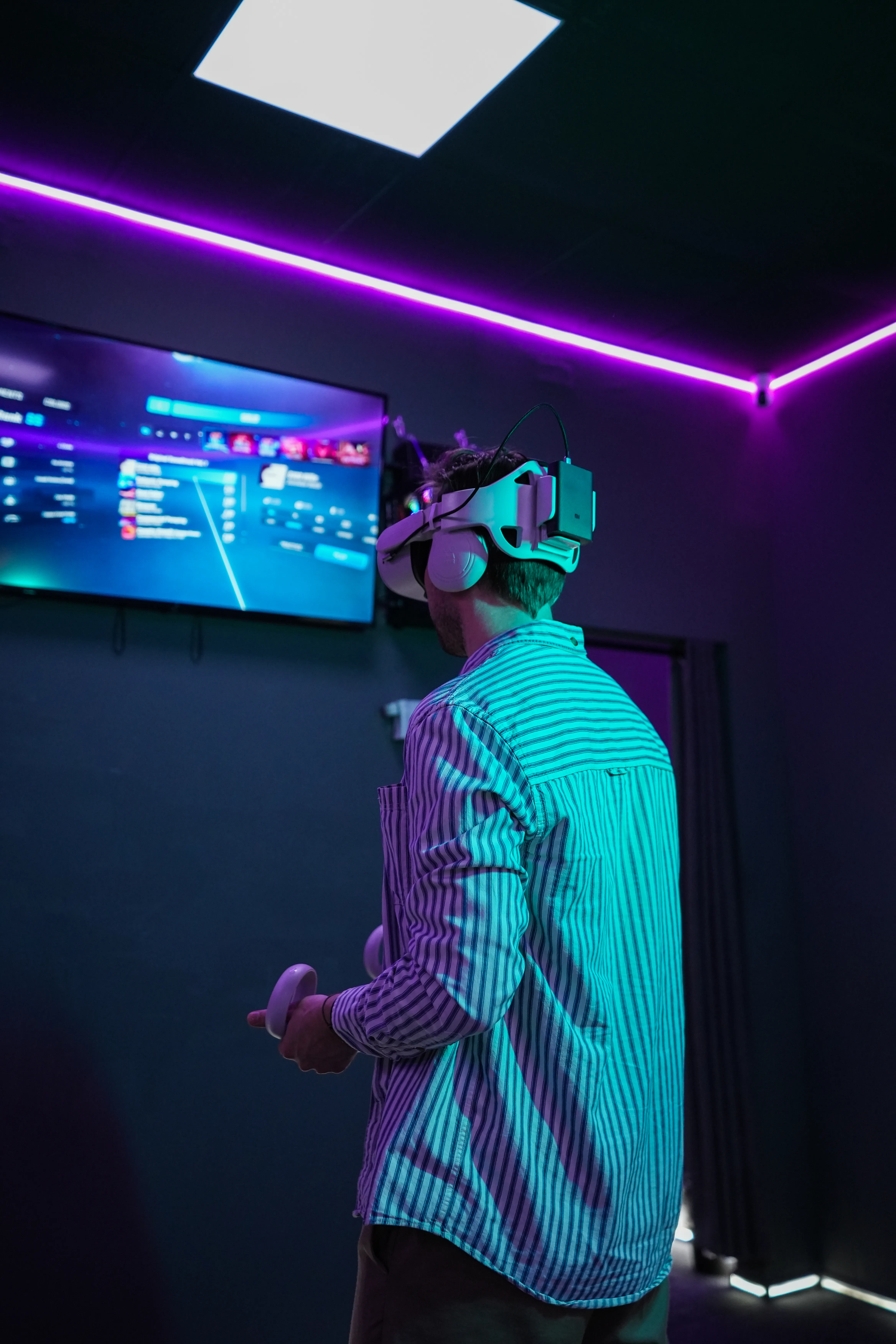 Человек в VR-шлеме