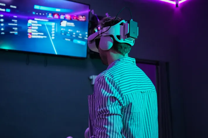 Человек в VR-шлеме