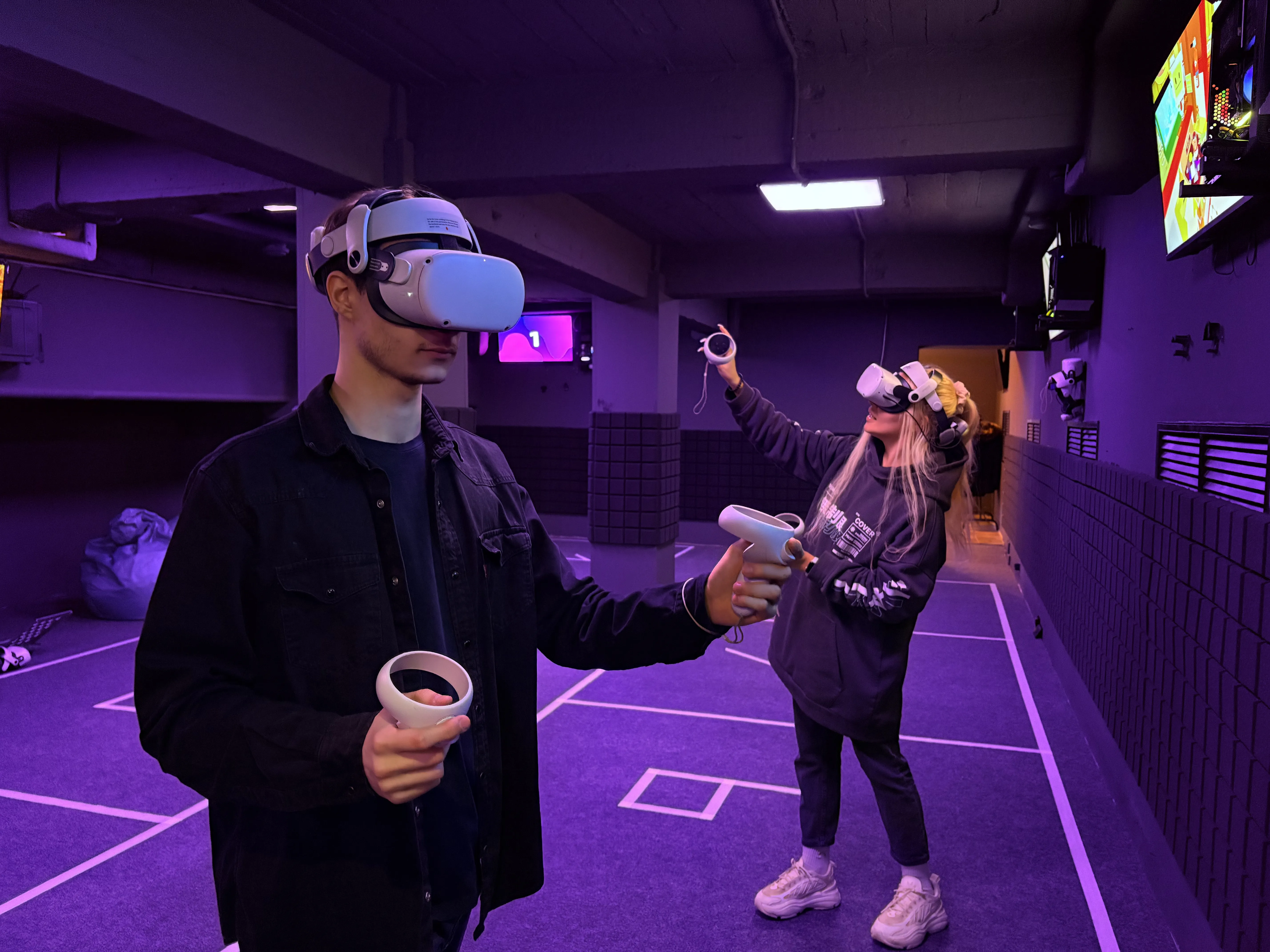 Два человека в VR-шлеме