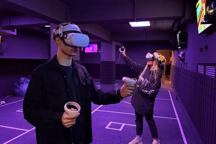 Два человека в VR-шлеме