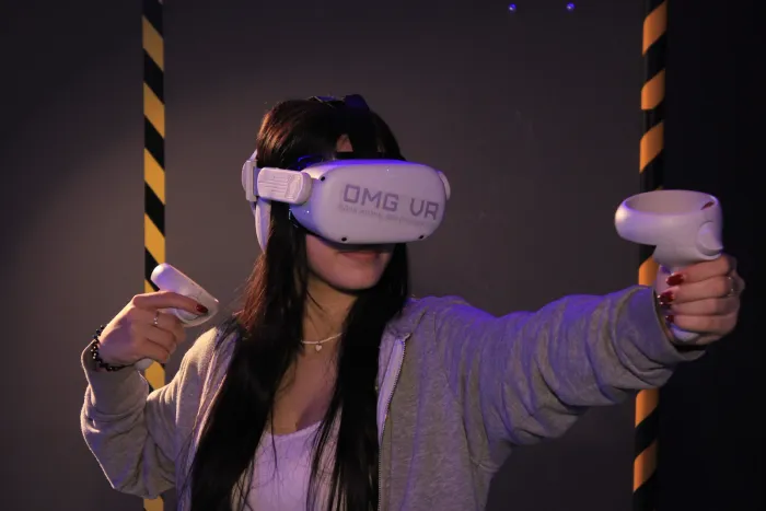 Гостья клуба OMG VR со шлемом и контроллерами