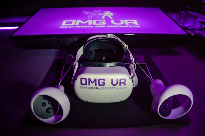VR-шлем и контроллеры в клубе OMG VR