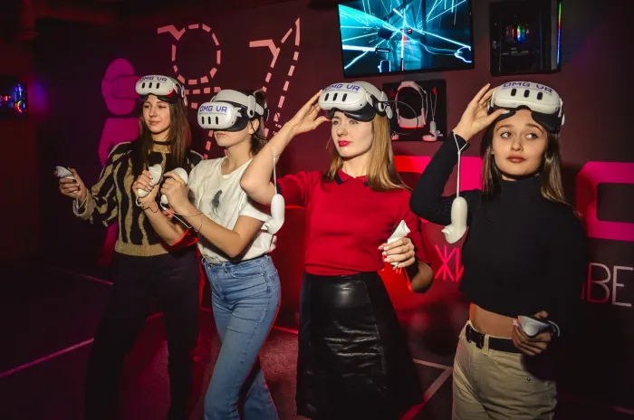 Совместная игра гостей в VR в клубе OMG VR